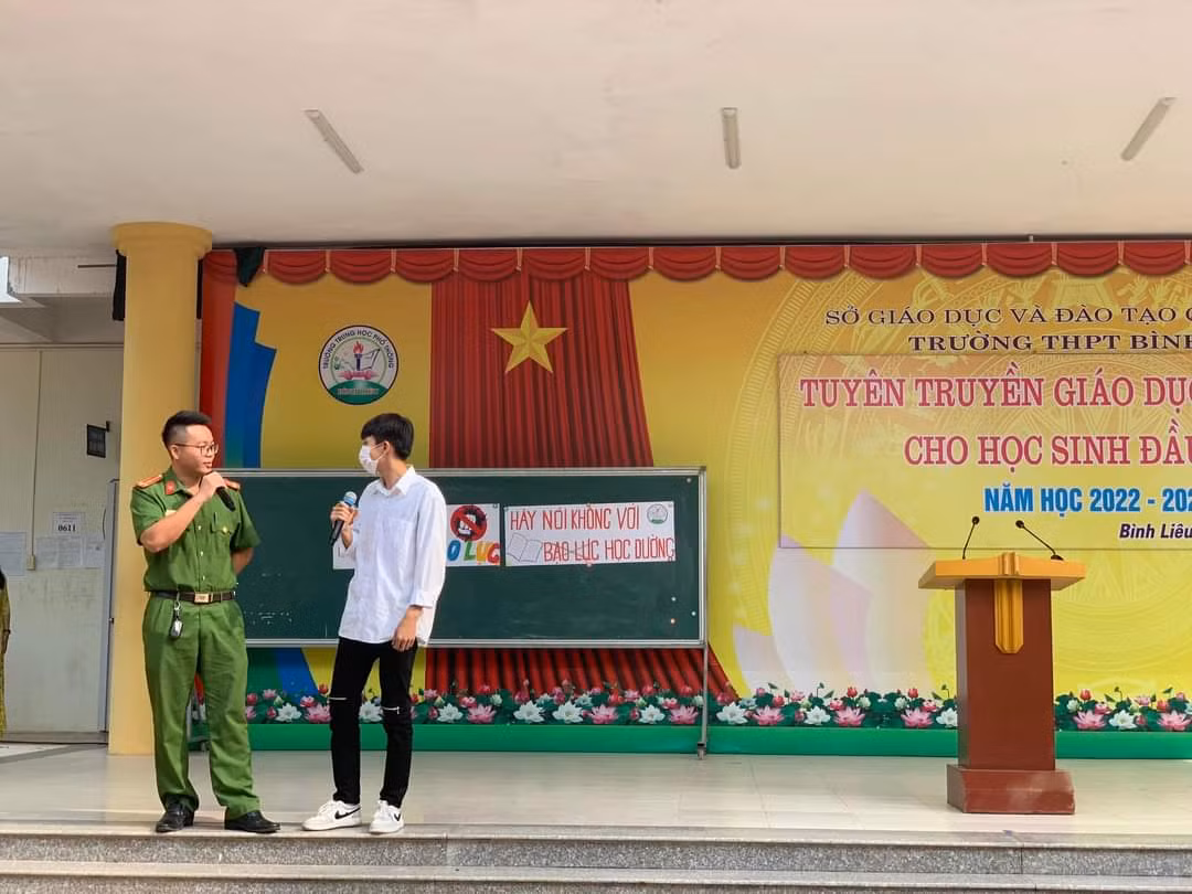 Tuyên truyền phổ biến giáo dục pháp luật cho học sinh vào đầu năm học 2022- 2023 tại Trường THPT Bình Liêu.