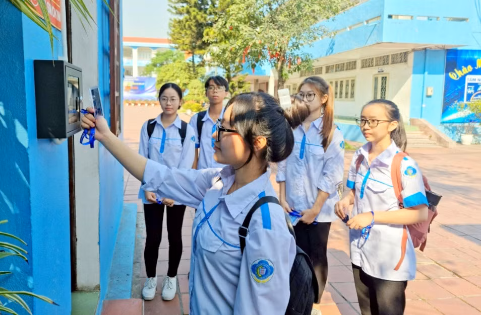 Học sinh Trường THPT Hoàng Quốc Việt (TX Đông Triều) thực hiện quét thẻ và nhận diện qua hệ thống điểm danh bằng thẻ từ.
