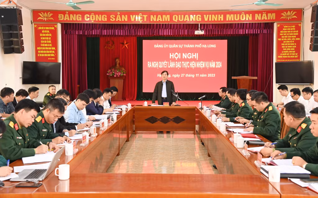 Đồng chí Vũ Quyết Tiến, Ủy viên Ban Thường vụ Tỉnh ủy, Bí thư Thành uỷ, Bí thư Đảng ủy Quân sự TP Hạ Long chủ trì hội nghị.