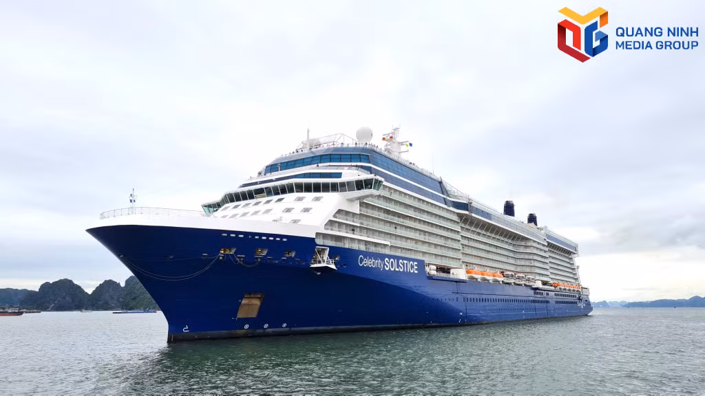 Siêu du thuyền Celebrity Solstice cập Cảng tàu khách quốc tế Hạ Long sáng ngày 13/11.