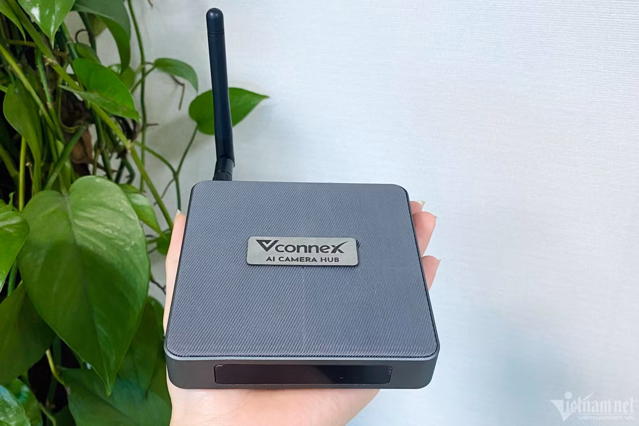 Thiết bị AI Camera Hub với khả năng biến camera thường thành camera thông minh.