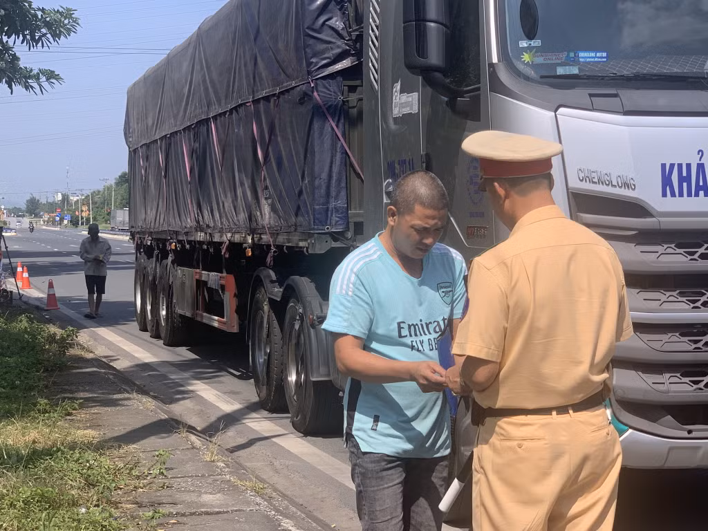 Cán bộ Đội CSGT đường bộ số 1 kiểm tra phương tiện vận tải lưu thông trên Quốc lộ 18 đoạn đi qua địa bàn TX Đông Triều.
