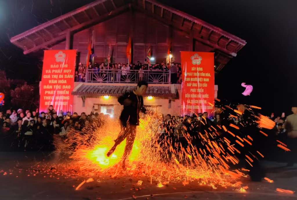 Nghi lễ nhảy lửa trong Lễ hội Bàn Vương.