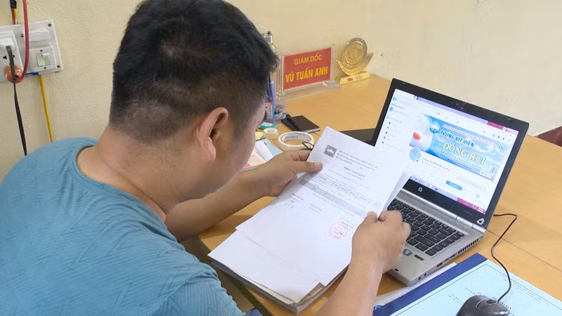 Anh Vũ Tuấn Anh, Giám đốc HTX Chăn nuôi và dịch vụ Đồng Rui (huyện Tiên Yên) quảng bá sản phẩm trứng vịt biển qua các kênh bán hàng online.