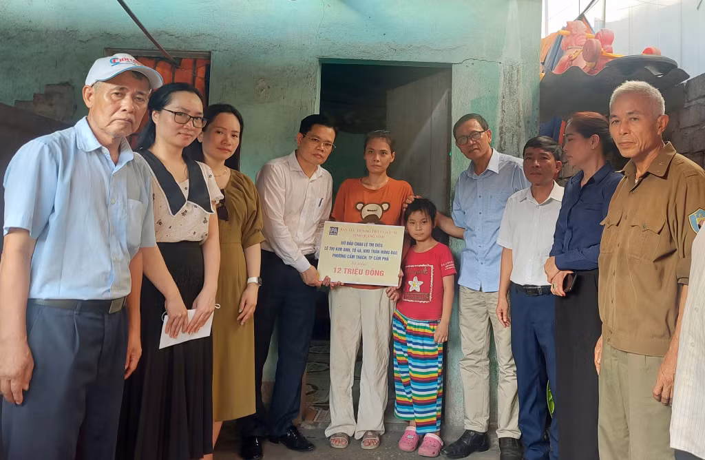 Các nhà hảo tâm trao đỡ đầu cho hộ gia đình chị Lê Thị Huyền (phường Cẩm Thạch, TP Cẩm Phả) có con bị khuyết tật, hoàn cảnh gia đình khó khăn (tháng 5/2023).