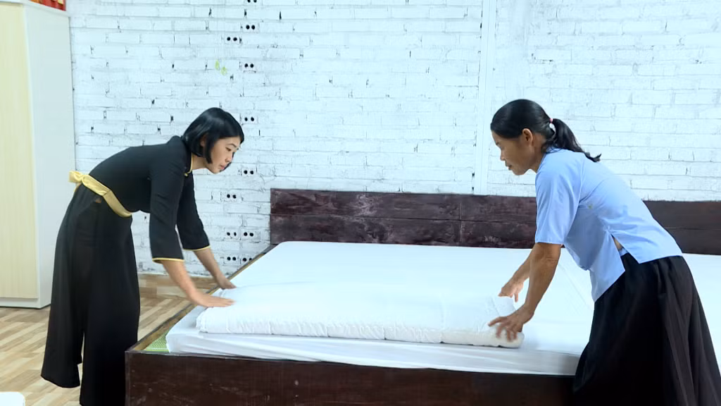 Nhân viên Homestay Bản Chuồng (xã Lục Hồn) chuẩn bị đón khách du lịch.