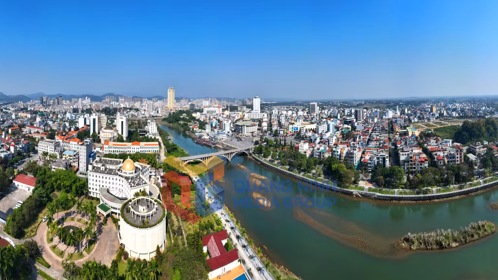 2022-12_Dòng sông Ka Long chảy qua TP Móng Cái. Ảnh: Đỗ Phương