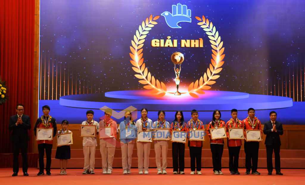Ban tổ chức trao giải Nhì Cuộc thi Sáng tạo thanh thiếu, niên nhi đồng tỉnh Quảng Ninh lần thứ VII (2021-2022) và lần thứ VIII (2023) (11-2023). Ảnh VIệt Hưng