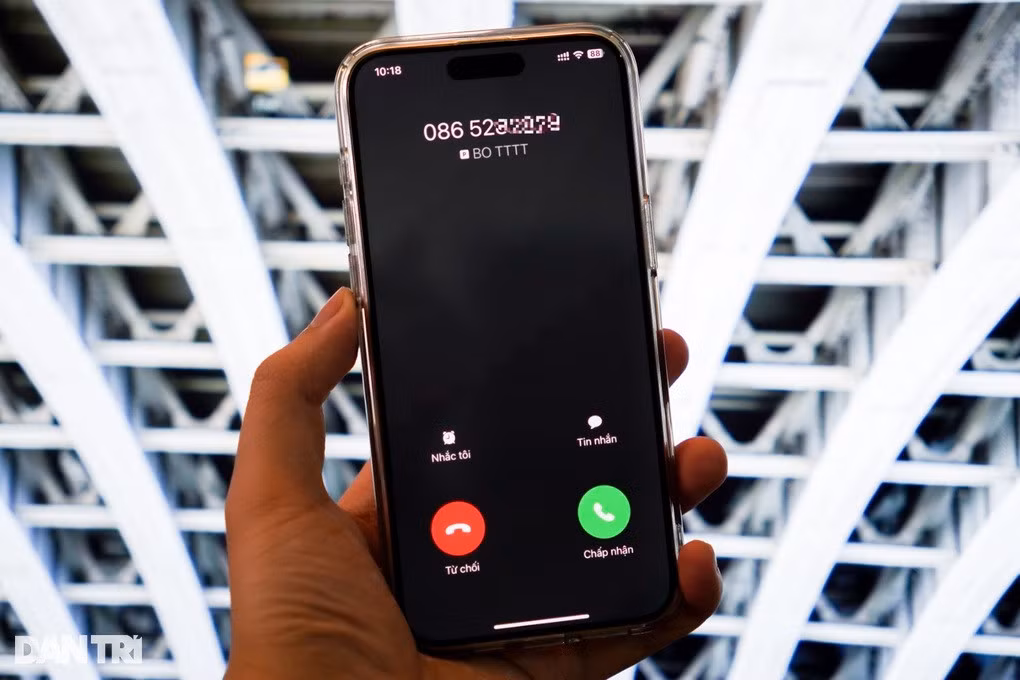 Số điện thoại của các đơn vị thuộc Bộ TT&amp;TT gọi đến người dân đều sẽ hiển thị tên định danh "BO TTTT" (Ảnh: Thế Anh).