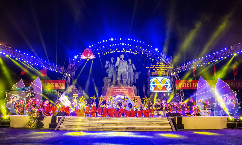 Hội diễn văn nghệ tại lễ kỷ niệm 50 năm ngày Bác Hồ gặp mặt đoàn đại biểu công nhân, cán bộ ngành Than 15/11 (1968-2018) được tổ chức tại TP Cẩm Phả. Ảnh: Dương Phượng Đại (CTV)