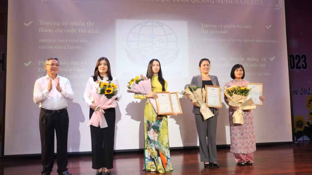 Ban tổ chức Trao giải cho 5 đơn vị có thành tích xuất sắc trong Cuộc thi.