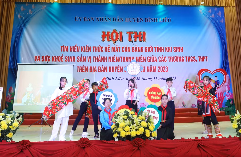 Màn thi chào hỏi của Trường PTDT Nội trú.