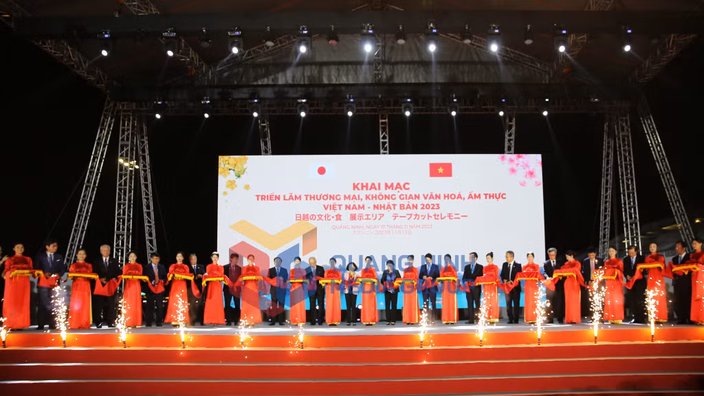 2023-11_Lễ hội Hokkaido tại Hạ Long năm 2023 -Các đại biểu cắt băng Khai mạc Triển lãm thương mại, không gian văn hóa, ẩm thực Việt Nam - Nhật Bản. Ảnh: Đỗ Phương