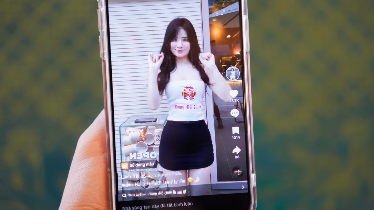 Khi bị cộng đồng mạng lên tiếng tẩy chay, những TikToker này đã khóa phần bình luận của video (Ảnh: Thế Anh).