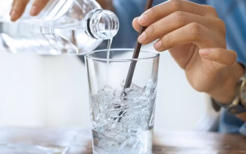 Uống ít nước sẽ gây hại cho thận.
