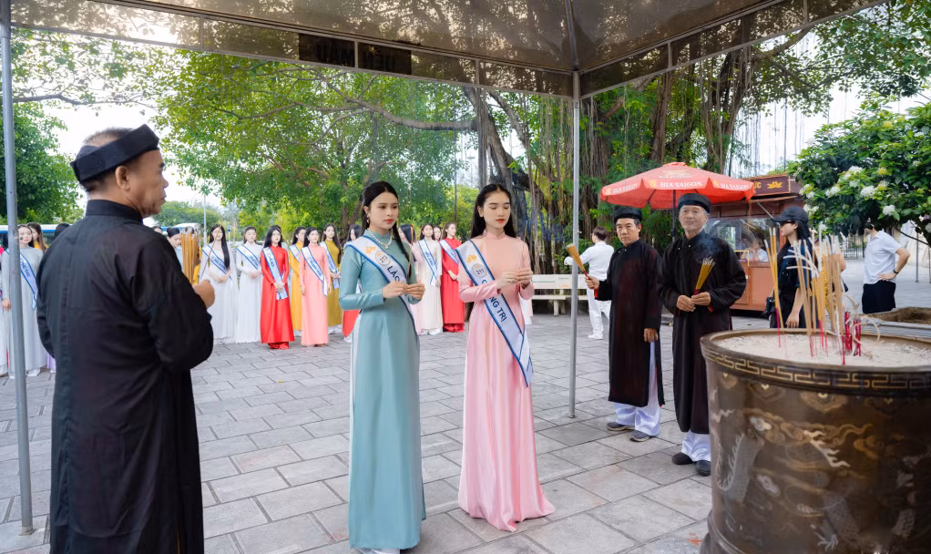 Các thí sinh dâng hương tại Đền Cửa Ông.