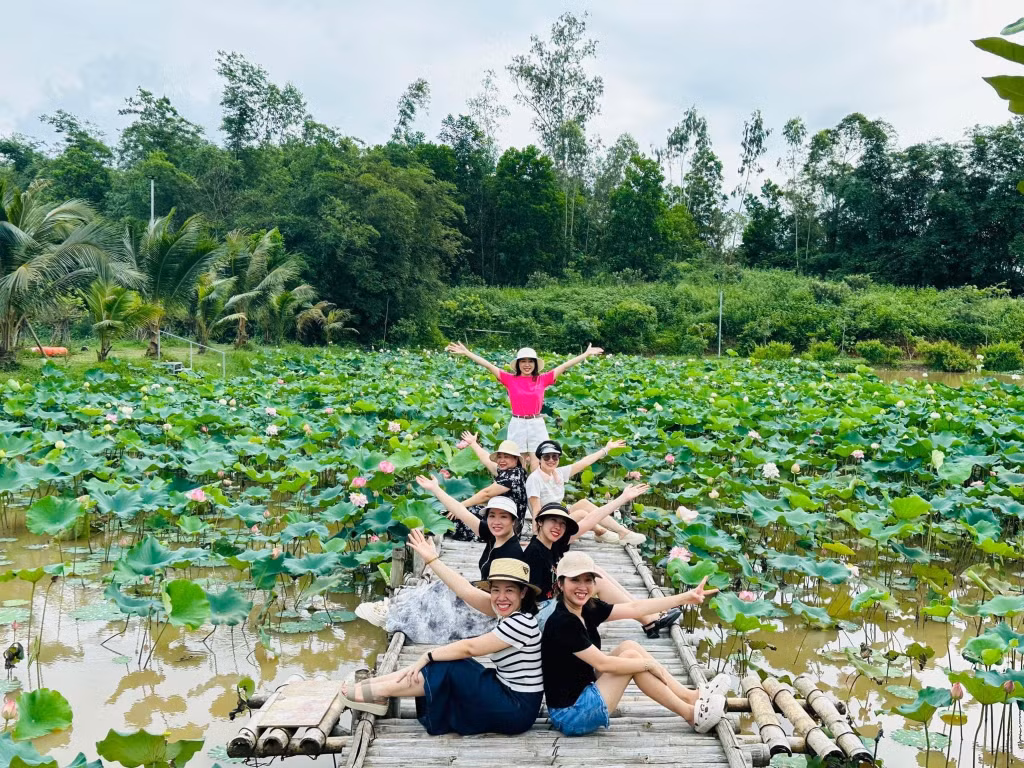Du khách tham quan, trải nghiệm tại khu du lịch Khe Mai farm (xã Đoàn Kết, huyện Vân Đồn) (7-2024). Ảnh: Hiểu Trân