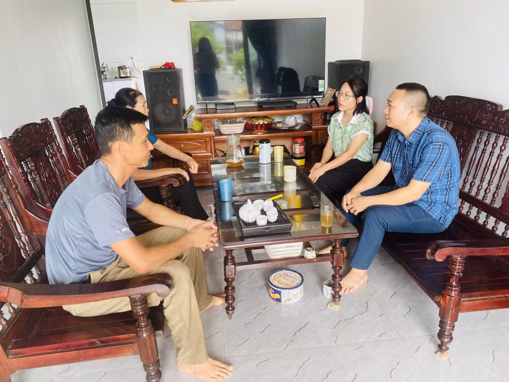 Cán bộ xã Tiên Lãng thăm hỏi gia đình anh Nguyễn Văn Phong (bên trái) trong ngôi nhà mới.