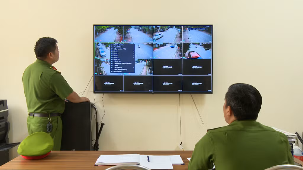 Công an xã Đông Xá, huyện Vân Đồn theo dõi tình hình an ninh trật tự qua hệ thống camera giám sát trên địa bàn.