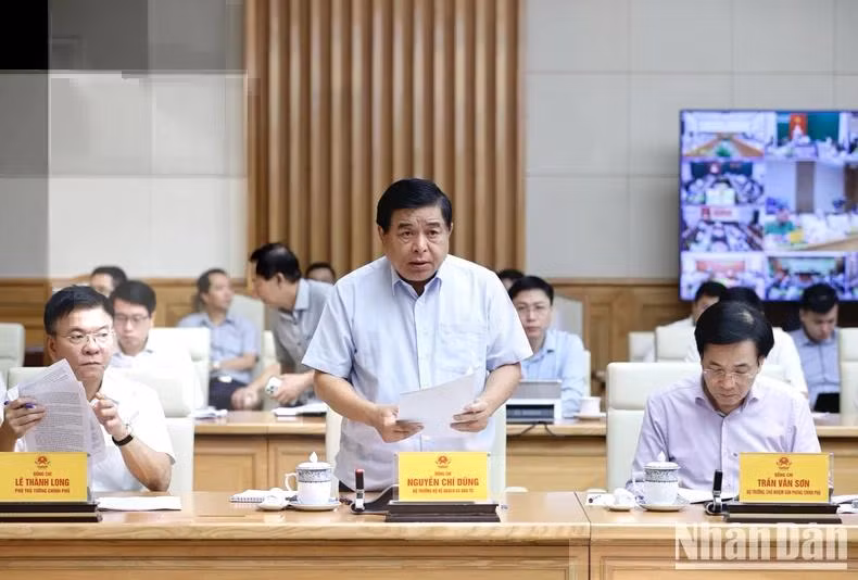 Bộ trưởng Kế hoạch và Đầu tư Nguyễn Chí Dũng báo cáo tại hội nghị. (Ảnh: Trần Hải)