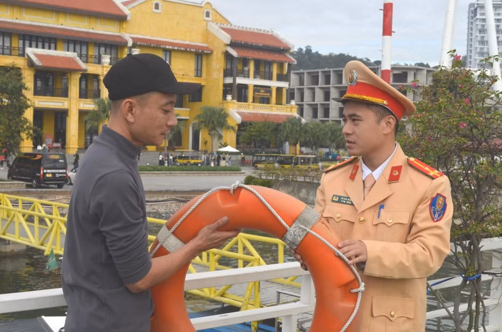 Đội Cảnh sát đường thủy, Phòng CSGT Công an tỉnh kiểm tra, yêu cầu chủ phương tiện giao thông trên vịnh Hạ Long trang bị đầy đủ thiết bị cứu sinh cứu đắm.