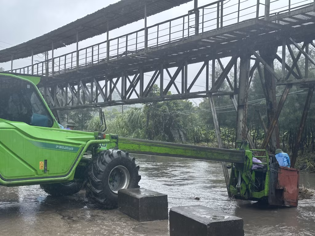 Công ty Than Quang Hanh huy động máy móc nạo vét, thu gom rác thải đảm bảo tiêu thoát nước từ hồ điều hòa tại thôn Khe Sím.