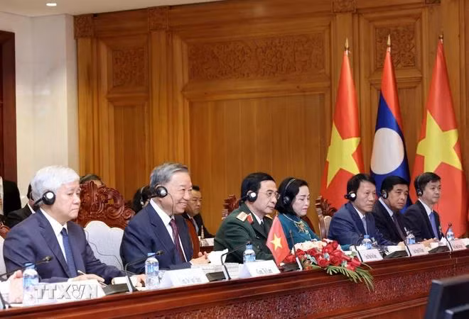 Chủ tịch nước Tô Lâm và thành viên Đoàn cấp cao Việt Nam tại cuộc hội đàm với Tổng Bí thư, Chủ tịch nước Thongloun Sisoulith và Đoàn cấp cao Lào. (Ảnh: Nhan Sáng/TTXVN)