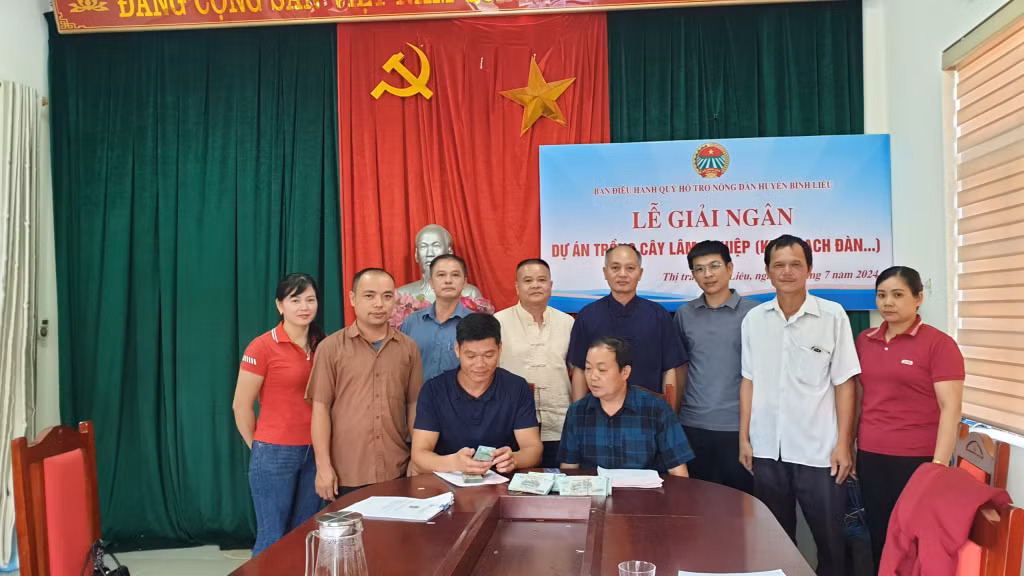 HND huyện Bình Liêu tổ chức giải ngân vốn cho hội viên, nông dân.