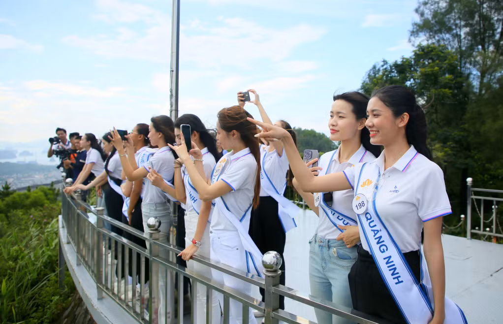 Thí sinh Nguyễn Như Quỳnh - SBD 198 đến từ Đầm Hà, Quảng Ninh (ngoài cùng bên phải) giới thiệu với các bạn về quang cảnh hùng vĩ của khai trường mỏ Đèo Nai - Cọc Sáu.