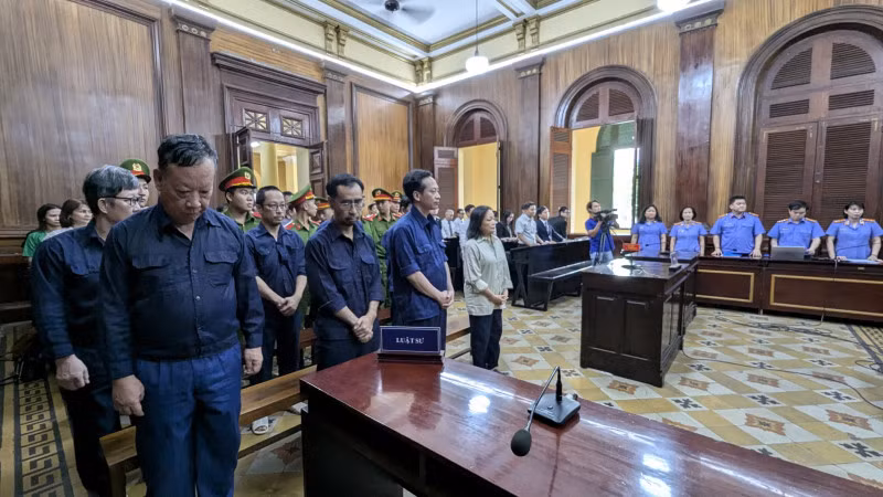 Các bị cáo đang nghe HĐXX tuyên án.