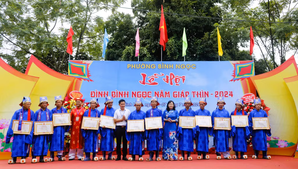 Trao giấy chứng nhận cho các ông đám đã hoàn thành nhiệm vụ
