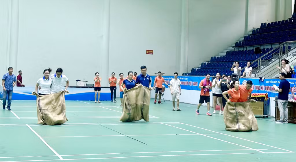 Các vận động viên đại diện cho các cơ quan thi đấu bộ môn nhảy bao bố.