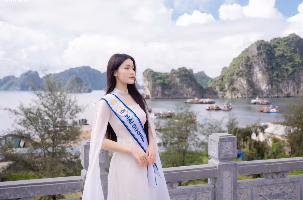 Thí sinh Phạm Thị Ngọc Quỳnh - SBD 109 đến từ tỉnh Hải Dương với tà áo dài cách diệu thả dáng thướt tha trước khung cảnh vịnh Bái Tử Long kì vĩ.