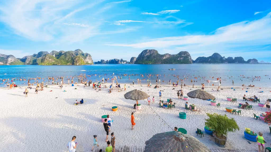 Bãi tắm TTP thu hút du khách vào mùa hè. Ảnh: Fanpage Tập đoàn TTP