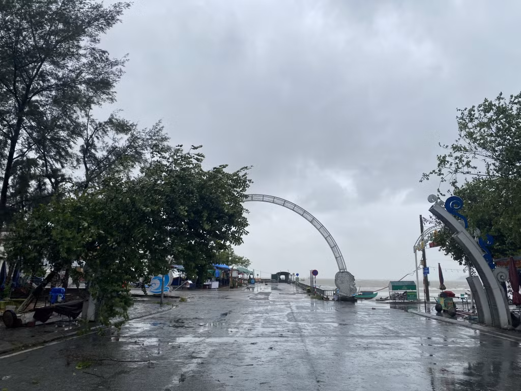 Cảng tàu Cô Tô thời điểm hiện tại có mưa.