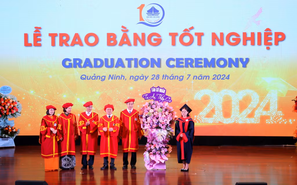 Sinh viên Lâm Thị Hảo, Lớp Đại học Ngôn ngữ Trung Quốc K6F, Khoa Ngoại ngữ, đại diện cho sinh viên cuối khóa tặng hoa tri ân Ban Giám hiệu và giảng viên Trường Đại học Hạ Long.