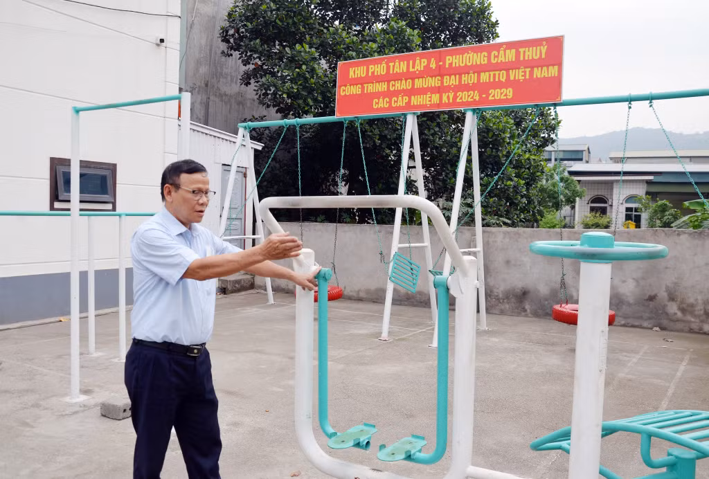 Dụng cụ tập luyện TDTT ngoài trời ở khu Tân Lập 4 (phường Cẩm Thủy) được đầu tư từ nguồn xã hội hóa.