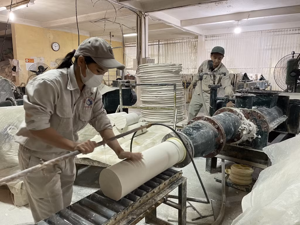Sản xuất gốm tại doanh nghiệp KHCN - Chi nhánh Công ty TNHH Quang Vinh.