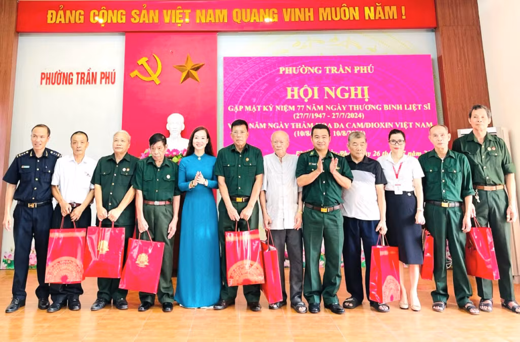Đồn Biên phòng cửa khẩu quốc tế Móng Cái phối hợp tặng quà cho các thương, bệnh binh, gia đình chính sách. 