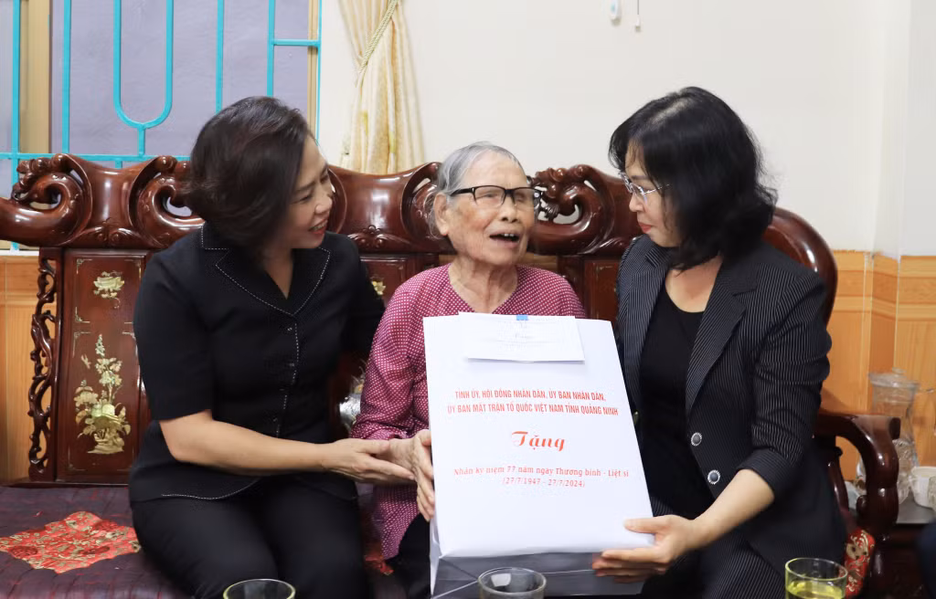 Đồng chí Trịnh Thị Minh Thanh, Phó Bí thư Thường trực Tỉnh ủy tặng quà cho vợ liệt sĩ Trương Thị Diềm, khu Minh Khai, phường Cẩm Tây, TP Cẩm Phả.