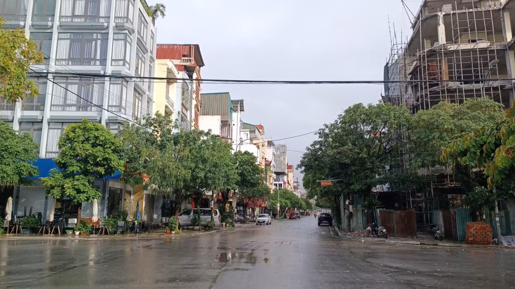 Thành phố Móng Cái ngừng mưa, trời hửng nắng vào thời điểm 7h30, sáng 23/7