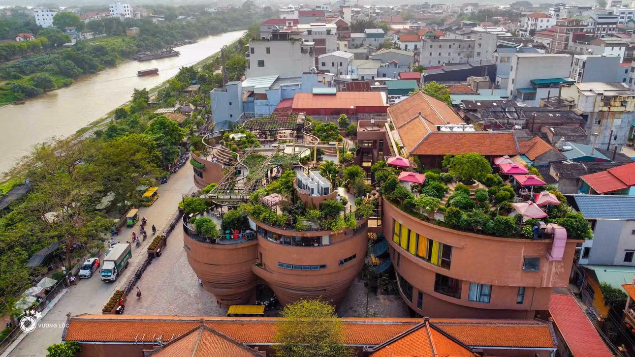 Công trình kết cấu ba tầng, “lớp sóng” uốn lượn bao quanh là bê tông cốt thép sợi tuyến tính mỏng, có tải trọng không lớn nhưng có thể chịu được lực hiệu quả. Ảnh: Vương Lộc