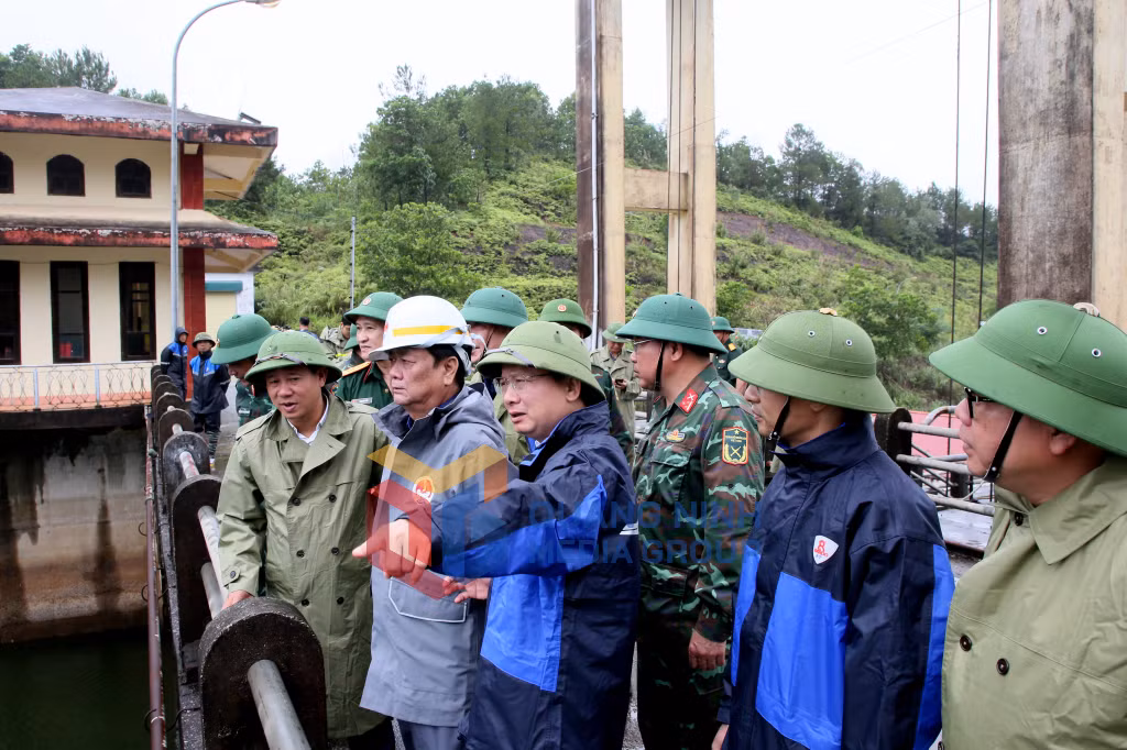 Đồng chí Bộ trưởng Bộ NN&amp;PTNT, Phó Trưởng ban Thường trực Ban Chỉ đạo quốc gia về phòng, chống thiên tai cùng lãnh đạo tỉnh Quảng Ninh, lãnh đạo TP Móng Cái kiểm tra công tác quản lý vận hành, sẵn sàng phương án bảo đảm an toàn hồ Tràng Vinh (xã Hải Tiến, TP Móng Cái).