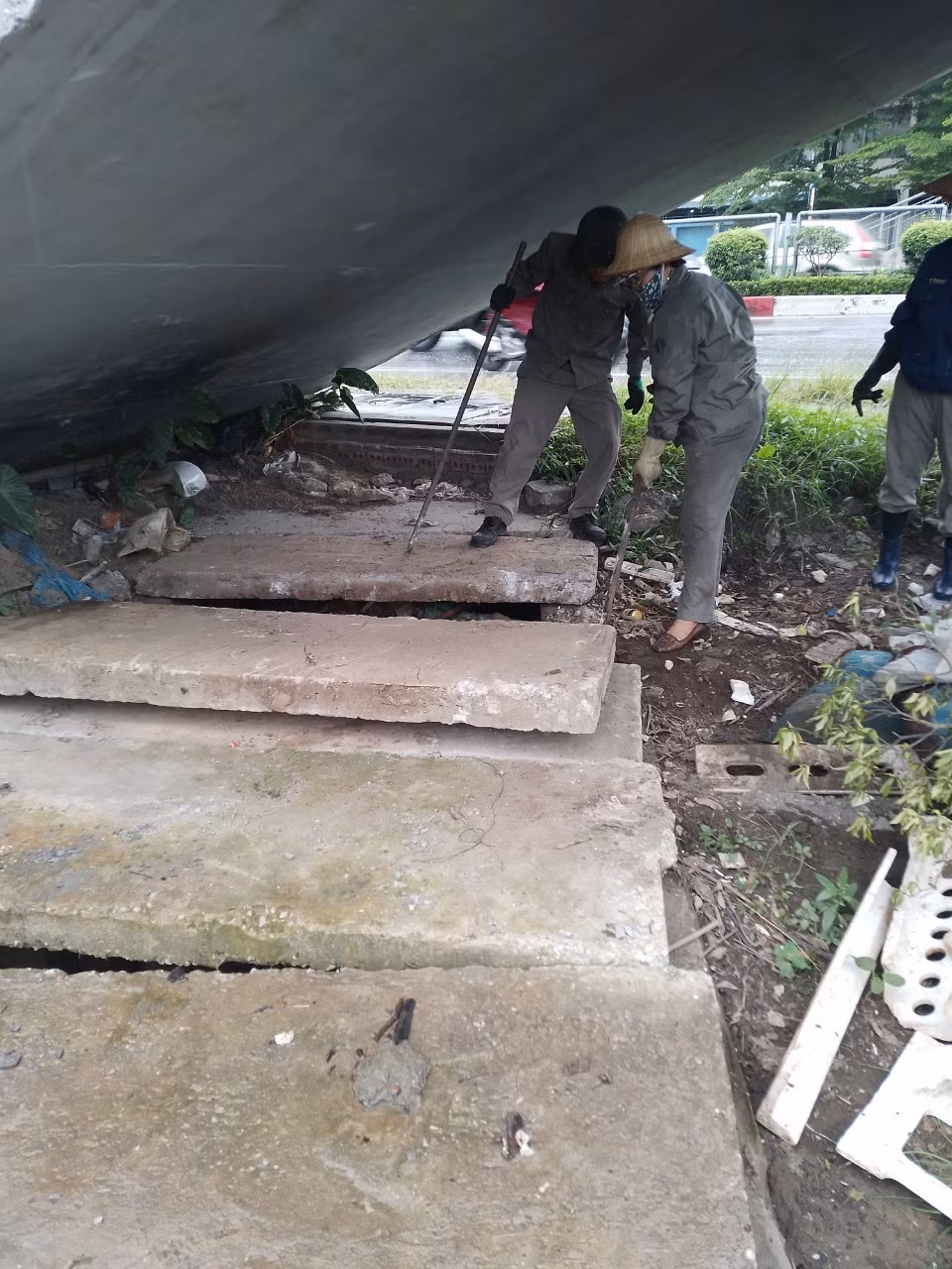 Công ty CP Môi trường và Công trình đô thị Uông Bí khơi thông cống qua QL 18, khu vực Nhà máy giày da Sao Vàng.