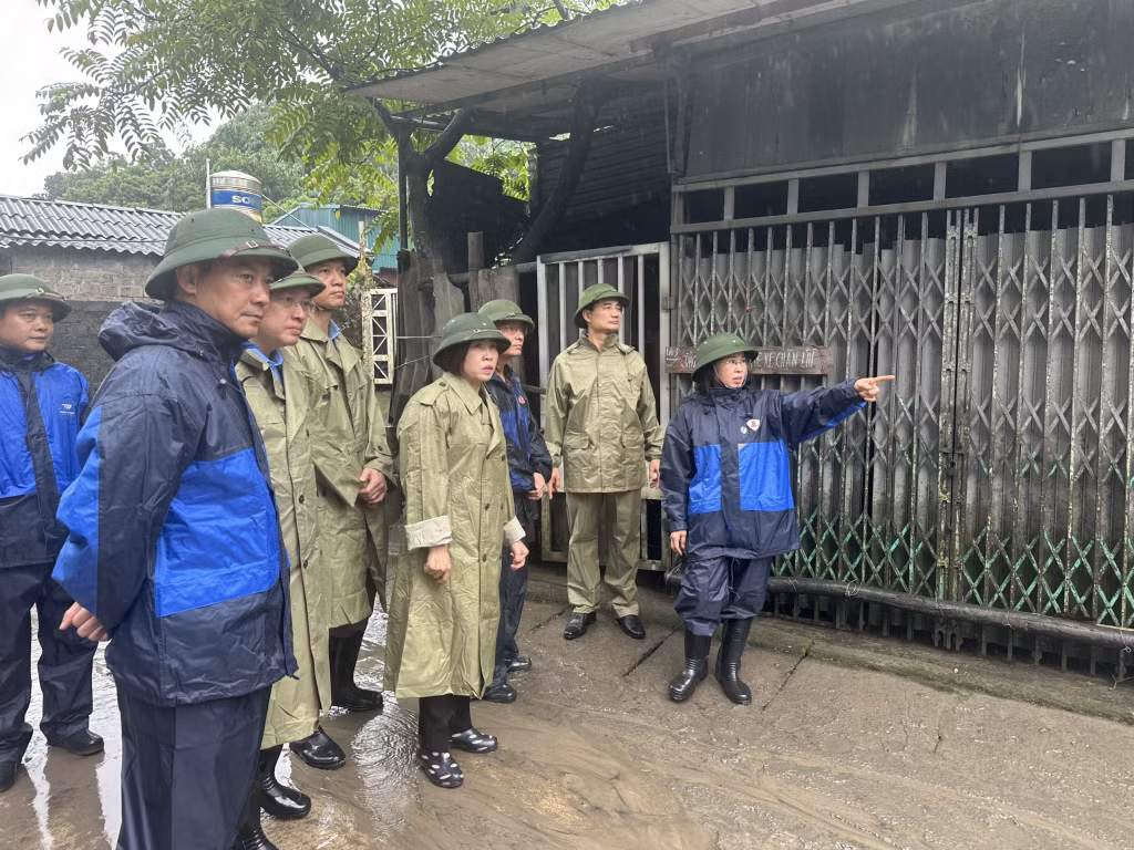 Đồng chí Trịnh Thị Minh Thanh, Phó Bí thư Thường trực Tỉnh ủy kiểm tra tại thôn Khe Sím, xã Dương Huy, TP Cẩm Phả.