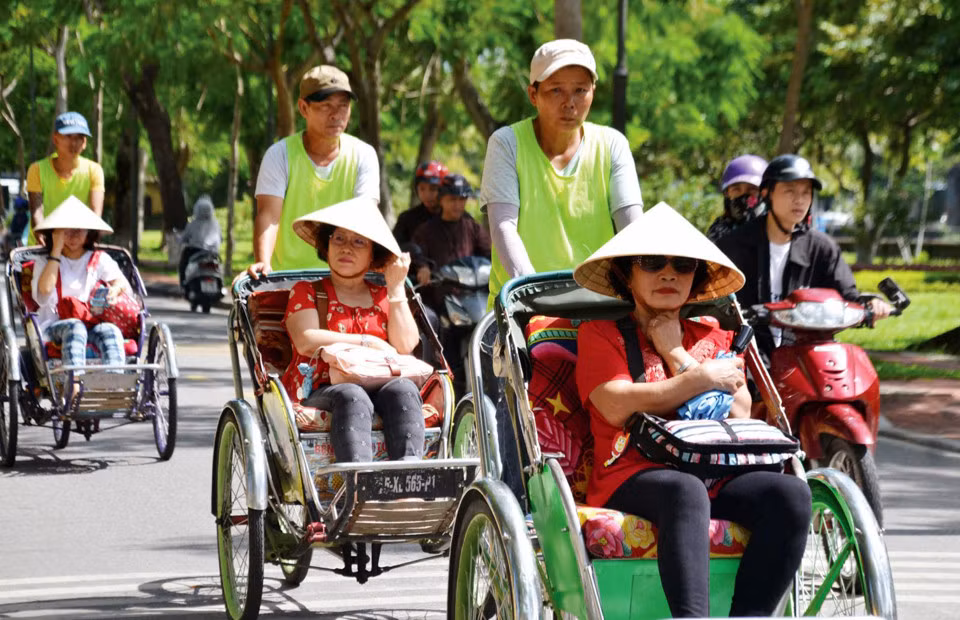 Du khách Hàn Quốc tham quan phố phường Hà Nội. Ảnh: Hoài Nam