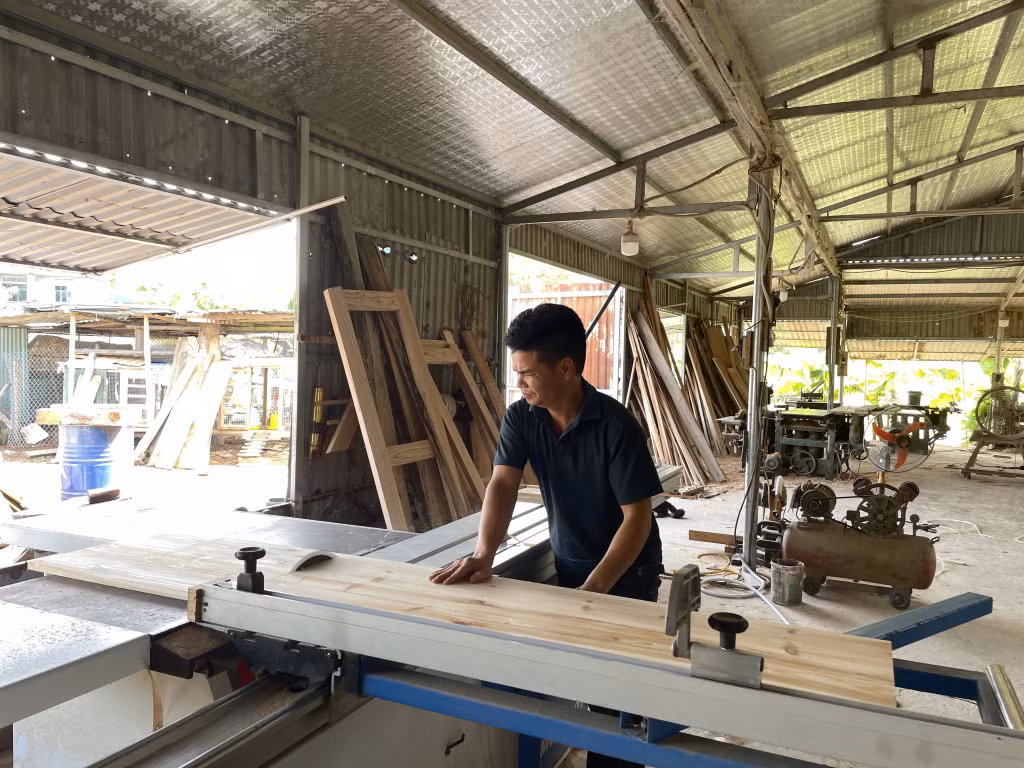 Xưởng sản xuất mộc dân dụng của gia đình anh Ngô Văn Kiều (phố Bắc Sơn, thị trấn Đầm Hà, huyện Đầm Hà).