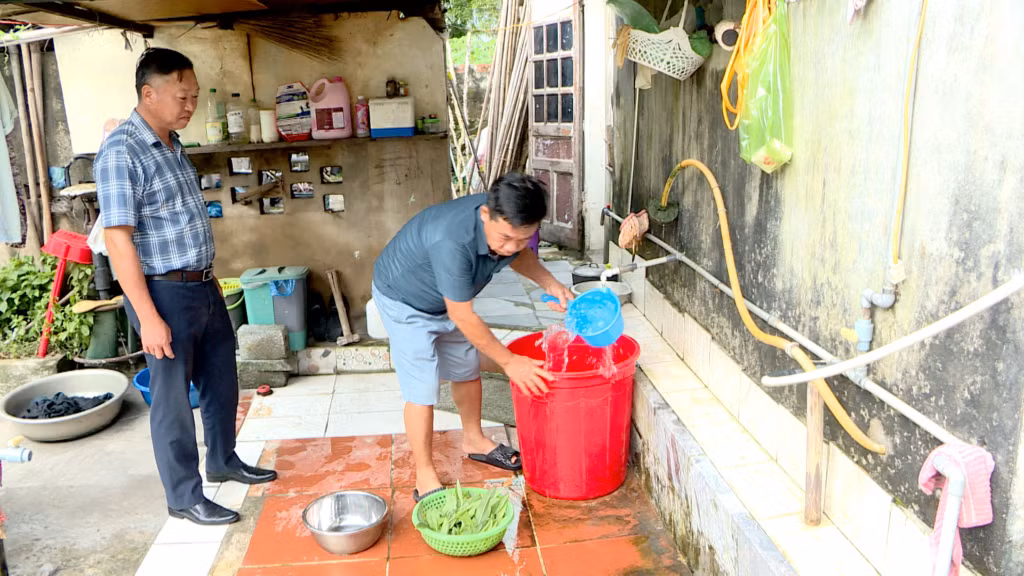 Người dân xã Dân Chủ mong mỏi sớm có nguồn nước sạch sử dụng thay thế cho nguồn nước lấy từ khe suối.