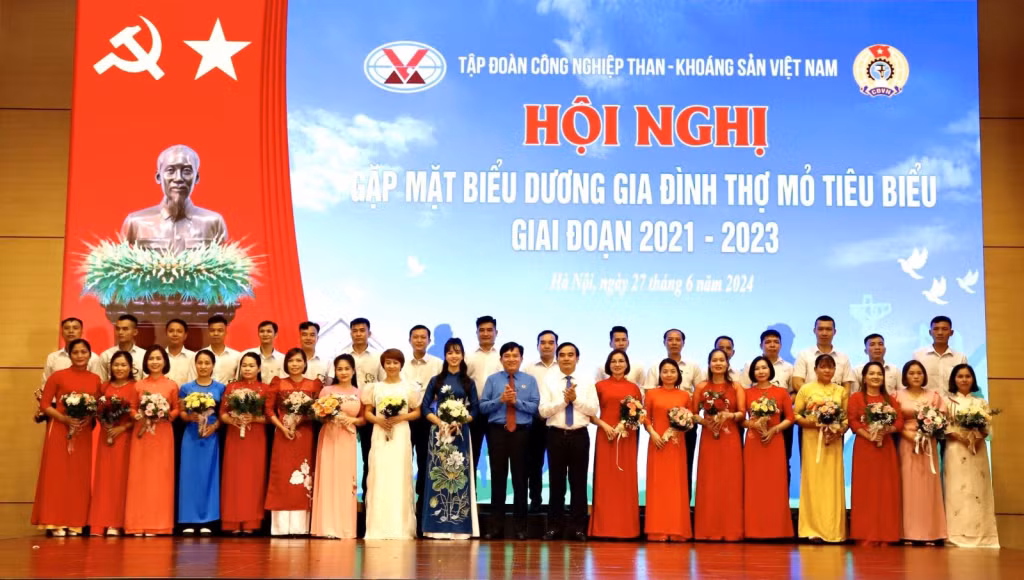 Công đoàn TKV phối hợp với Ban Vì sự tiến bộ của phụ nữ Tập đoàn đã tổ chức hội nghị gặp mặt biểu dương gia đình Thợ mỏ tiêu biểu giai đoạn 2021-2023. Ảnh: Đơn vị cung cấp