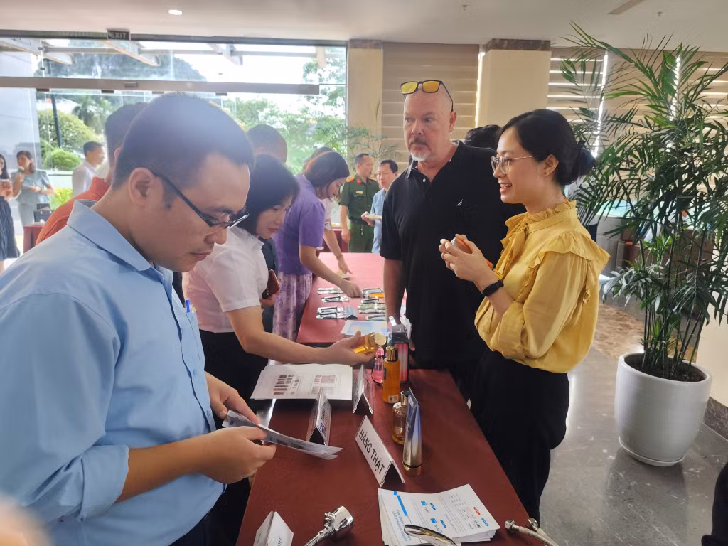 Các doanh nghiệp trưng bày gian hàng giới thiệu hàng giả, hàng thật, hướng dẫn các dấu hiệu nhận diện các sản phẩm vi phạm trên thị trường.